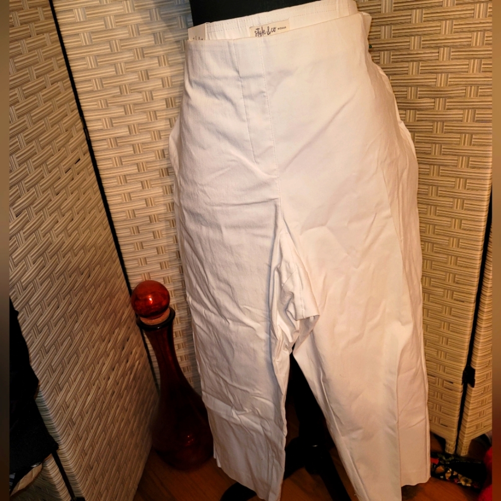Style & Co. 22w White Pull-on Capri NWT